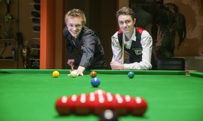 "Poolbillard spielen unsere Freunde nicht mehr gegen uns. Da haben sie keinen Spaß", sagen Felix Kirsten (links) und Marec Stachly. Die Snookerspezialisten starten für den 1. SC Limbach-Oberfrohna und gehören zu den besten Spielern ihrer Altersklassen in ganz Deutschland. 