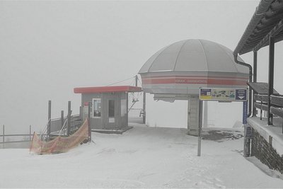 Die Vierersesselbahn fuhr wegen des starken Winds nicht. Auch die Fichtelbergbahn stellte den Betrieb ein.