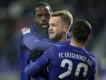 Aues Pascal Köpke (M) jubelt nach seinem Tor zum 1:0 mit Mannschaftskameraden.