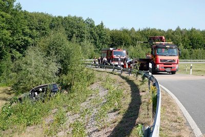 Der VW landete in einer Böschung neben der Abfahrt Wüstenbrand, der Fahrer wurde schwer verletzt.