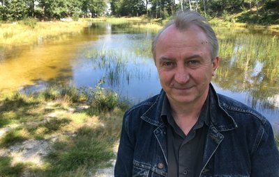 Tobias Mehnert an der Kiesgrube Langhennersdorf: Das 1,2 Hektar große Areal ist ein Domizil für Amphibien wie Grasfrosch, Erdkröte, Kamm- und Teichmolch und Reptilien wie Ringelnatter und Blindschleiche. 