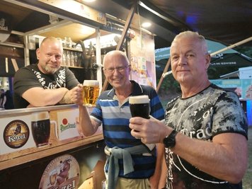 Kevin Thiem (links) aus Berlin hat tschechisches Bier ausgeschenkt, das Ralf Werner (Mitte) aus Stollberg und Ralf Bieligk aus Niederwürschnitz genießen. 