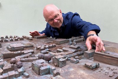 Für Mittweida hat Modellbauer Burkhard Hauck eine Bronzeplatte angefertigt, die auf der Quergasse steht. Das Tastmodell zeigt die Innenstadt. 
