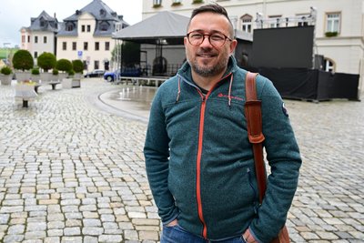 In Schneeberg startet auf dem Markt ein Public Viewing – im Bild Denny Helmer, Geschäftsführer des Kulturzentrums Goldne Sonne in Schneeberg.