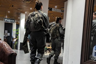 Plötzlich war überall israelisches Militär. Auch im Hotel zogen bewaffnete Posten auf. Sie waren zum Schutz der Touristen da.