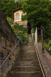 Die steile Treppe führt hinauf zu den Terrassen. Der Pavillon ist weithin sichtbar.