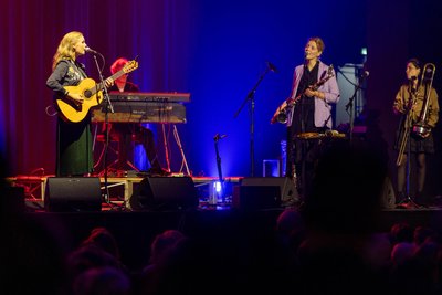 Dota (l.) und Wencke Wollny sangen im Tivoli Freiberg beispielsweise „Sonett in Dur“ und „Blasse Tage“ gemeinsam. Wencke Wollny stellte auch eigene Songs vor.