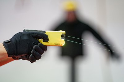 Als Taser bekannte Elektroschock-Geräte haben eine mannstoppende Wirkung und gelten als milderes Mittel anstelle von Schusswaffen. Sachsens Polizei muss in der Fläche weiter darauf verzichten.