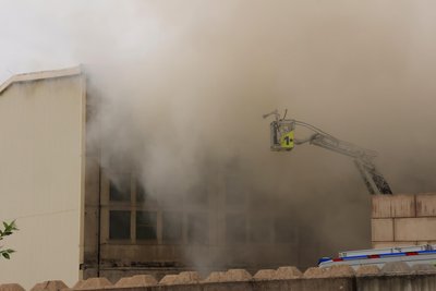 Die Halle einer Firma auf der Thalheimer Straße steht in Flammen.