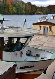Am Montag ist die Fähre "Lauenhain" schon an Land geholt worden. Fährverkehr und Rundfahrten sind noch bis einschließlich Sonntag möglich. 