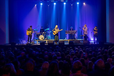Ausgeklügelte, stimmige und wohldosiert eingesetzte Lichteffekte prägten das Konzert von Dota am Donnerstagabend im Tivoli in Freiberg.