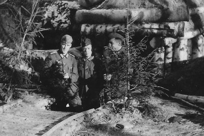 Der Assistenzarzt Heinz-Friedrich Hach (l.) an der Front in Russland im November 1942.