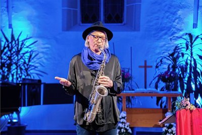 Musiker Volker "Holly" Schlott bei seinem Auftritt in der Katharinenkirche in Oelsnitz. 
