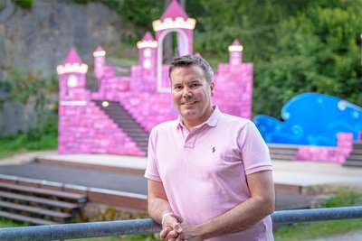 Inszeniert wird das Stück, dass sich wie auch der Film vor allem durch freche Doppelbödigkeit auszeichnet, von Schauspieler und Regisseur Andreas Werth. Für das farbenfrohe Bühnenbild zeichnet einmal mehr Ausstatter Martin Scherm verantwortlich.