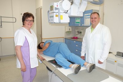 Probeliegen auf dem neuen Röntgentisch in der Radiologischen Gemeinschaftspraxis im Krankenhaus Mittweida: Dr. med. Chris König (r.) und Mitarbeiterin Silvia Herrmann (l.) am neuen Flachdetektor-Röntgengerät.