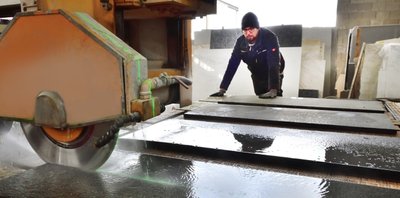 Bei der Firma Rappl werden die Rohlinge auf der Steintrennmaschine zugeschnitten. 