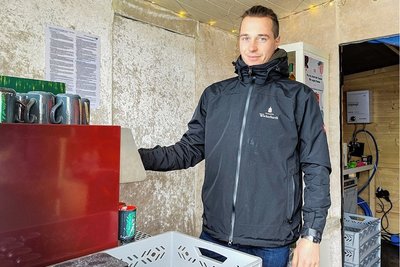 Student Philipp Schöne schenkte Glühwein für den Bundespräsidenten ein. 