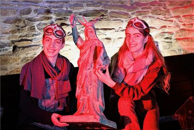 Mira und Nora Zieger betreuen den Escape-Room im Mittelsächsischen Theater in Freiberg.