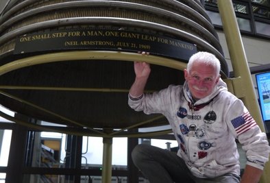 Tasillo Römisch hat entscheidenden Anteil daran, dass in der Hochschul-Mensa dieses Teil des Triebwerks der Saturn-V-Rakete steht. 