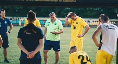 Fortuna-Trainer Rocco Dittrich (Mitte) hatte nach der deutlichen Niederlage erst einmal Aufbauarbeit zu leisten. 