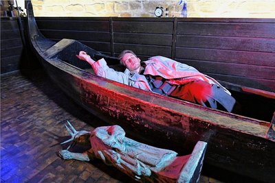 Scheinbar leblos: Schauspieler Peter Peniaska wirkt zum Freiberger Bühnenball im Escape-Room mit. 