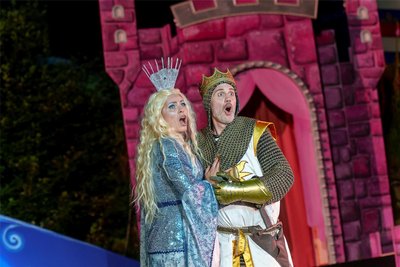 László Varga spielt König Artus von Camelot, den König der Briten. Die Fee aus dem See wird von Elisabeth Markstein gespielt – im Wechsel mit Nadine Hammer.