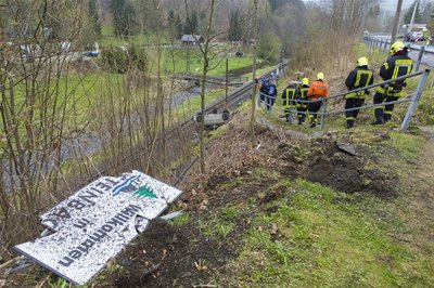 Die Feuerwehr hat aufgrund der Lage des Fahrzeuges Probleme beim Bergen.
