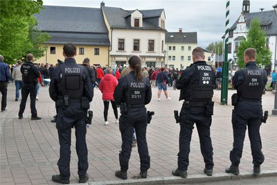 Bis auf Pfiffe und Getrommel blieb das Geschehen weitgehend ruhig. Die Polizei war mit knapp 60 Beamten präsent.