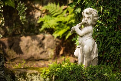 Kleine, wohldosierte Details wie dieser Putto zieren die Gartenräume.