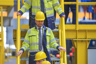 Sachsens Ministerpräsident Michael Kretschmer (CDU) bei der Inbetriebnahme des neuen Walzwerks in den Elbe-Stahlwerken Feralpi.