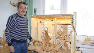 Peter Laube mit dem Funktionsmodell eines Schachthauses um 1858. 