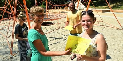 Die 13-Jährige Selma zeigte am Montag im Marie-Luise-Pleißner-Park auch Ute Spindler ihr Spielplatzbild aus dem Jahr 2016. 