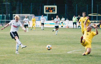 Das 3:1 für Handwerk Rabenstein im Stadtderby: Nach einem schnellen Konter zieht Tim Kaiser ab und trifft knallhart ins kurze Eck. Nico Weißbach vom VfB Fortuna wirft sich vergeblich auf den Rasen des Sportparks. Am Ende hieß es 4:1, Kaiser war an allen Toren entscheidend beteiligt. 