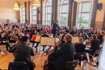Im Goethe-Gymnasium von Auerbach sind am Freitag das Sinfonieorchester des Mitteldeutschen Rundfunks und Schüler aus Droyßig bei Gera aufgetreten.