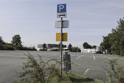 Auf dem Parkplatz an der Festhalle parken auch Mitarbeiter des Vogtland-Klinikums.