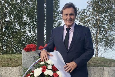 Hermann Krause, der Leiter des Volksbunds in Russland, bei einer Kranzniederlegung in Sankt Petersburg.