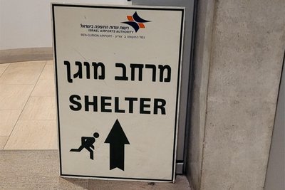 Solche Hinweisschilder standen plötzlich überall auf dem Flughafen und in öffentlichen Gebäuden. Sie weisen den Weg zu Luftschutzräumen.
