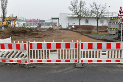Häuersteig in Freiberg: Die Bauarbeiten sind noch nicht abgeschlossen. Im Bild: die Abkürzung in Richtung Fahrradladen, Pepco, TTM und Obi. Sie war nach kurzer Zeit wieder freigegeben.