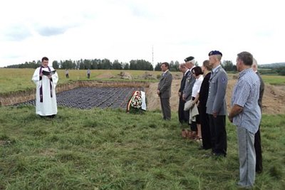 Bestattung von Gebeinen deutscher Soldaten in der Kriegsgräberstätte Duchowschtschina in Russland.
