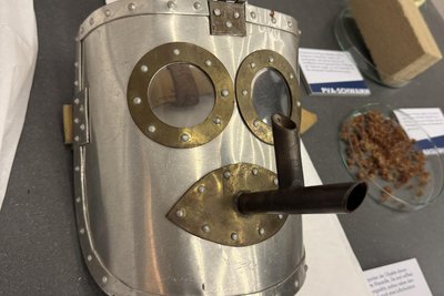 In der neuen Ausstellung in Freiberg zu sehen: Einst Atemmaske für die Arbeit unter Tage, später Filmrequisite.