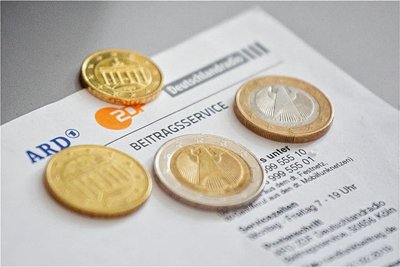 Für das Angebot von ARD, ZDF und Deutschlandradio sind pro Monat 18,36 Euro fällig.