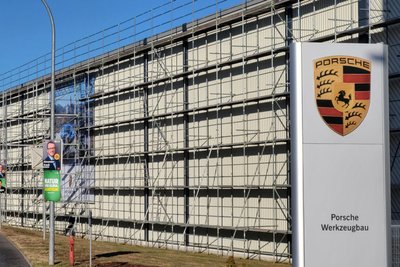 Aktuell ist die Halle, die sich direkt an der Bundesstraße befindet, noch eingerüstet.