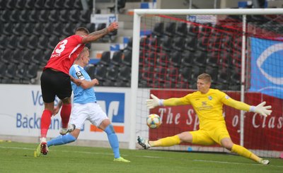 Kai Brünker erzielt das 1:0 für Großaspach. 