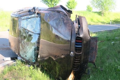 In diesen BMW wurden zwei Menschen schwer verletzt