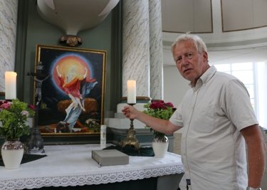 Konrad Lepetit, der viele Jahre im Gewandhausorchester Leipzig die Bratsche spielte, hat das neue Altarbild für Stelzen gemalt. 