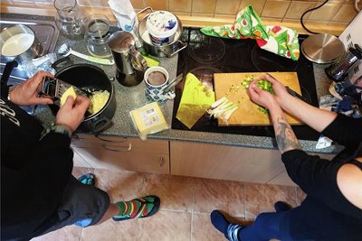 Jedes Kochteam bereitet jeweils einen Gang vor. 