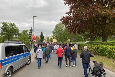 Den Freien Sachsen folgten beim Aufzug durch Brand-Erbisdorf reichlich 300 Personen, einige mit Gehhilfen, Kinderwagen, Fahrrädern oder Hunden.