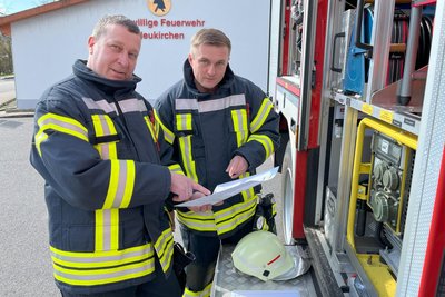 Wehrleiter Mirko Sittner (l.) und sein Vize Ronny Wiltzsch führen die Freiwillige Feuerwehr Neukirchen, die 1925 gegründet worden ist.