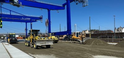 Der VSTR Rodewisch baut das Güterverkehrszentrum in Hof für ein Auftragsvolumen von über 15 Millionen Euro: Hier bezahlt mit der Stadt Hof die öffentliche Hand. Aber gerade bei Kommunen und Landkreisen ist nicht klar, ob sie das Risiko gestiegener Materialkosten abfangen. Das gewährleistet derzeit nur der Bund. 