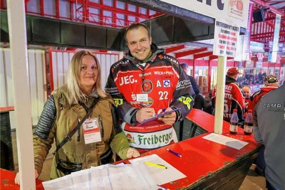 Eva Eidenschink und Sascha Gromma haben die Unterschriftenlisten am Fanstand ausgelegt. 